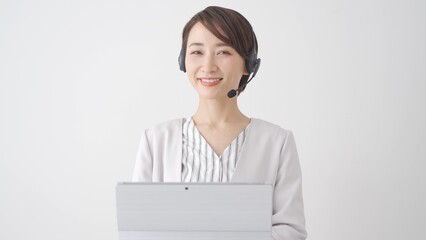 カメラ目線で笑顔の日本人女性