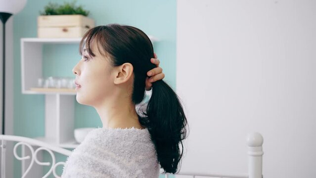 髪をまとめる女性