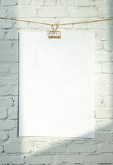 흰색 벽돌에 빈 종이 목업