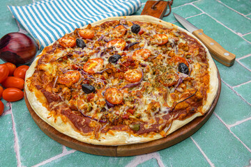 pizza with chicken, cheese and vegetable