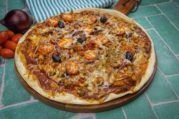 pizza with chicken, cheese and vegetable