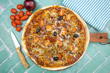 pizza with chicken, cheese and vegetable