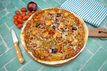 pizza with chicken, cheese and vegetable