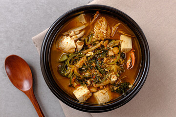 Soybean paste stew with crab and shepherd's purse