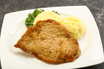 Crispy chicken schnitzel with mashed potato