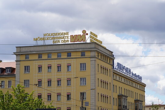 Schriftzug "Volkseigene M&ouml;belkombinate der DDR" auf einem Hausdach in Leipzig am 11.07.20202