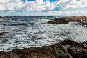Obraz premium Malta, sea waves crash against the rocks 