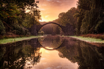 Brücke mit Spiegelung im Park 