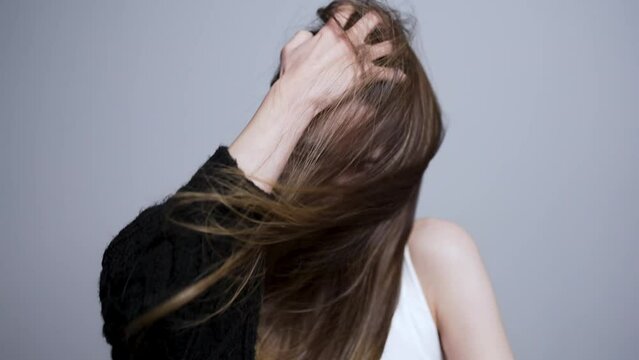 風で髪がなびくクールな女性