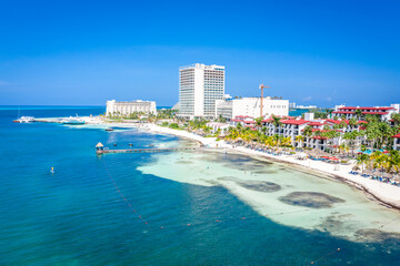 Obraz premium Aeria view of the complex of hotels and beaches on the shores of the Gulf of Mexico in Cancun, Zona Hoteliera. Caribbean coast, Yucatan, Mexico