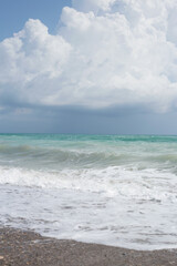 Fototapeta na wymiar mar, color turqueza, playa, rocas, olas, hermoso paisaje, nubes