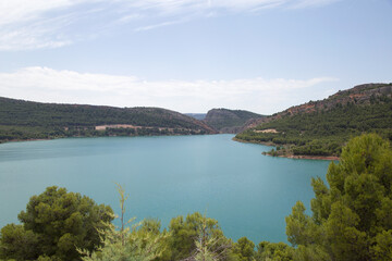 Fototapeta na wymiar lago hermoso grande azul, montaña, bosque, panorama