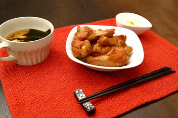 手羽中の煮物と味噌汁と漬物