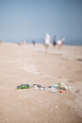 Fototapeta na wymiar Voluntarios recogiendo plástico en la playa. Ecologismo en las playas. Botellas
