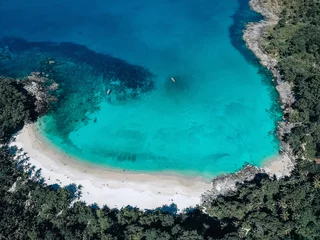 Foto auf Acrylglas Luftaufnahme Strand Draufsicht auf die exotische Lagune: schmaler Streifen des weißen Sandes, umrahmt von türkisfarbenem, klarem Meer auf der einen Seite und grünem Tropenwald auf der anderen  Paradies-Konzept.