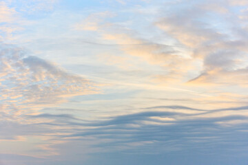 Obraz premium Clouds in the sky at the end of the day.