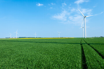 Parc éolien avec 5 éoliennes de 2 mégawatts dans la Somme. Champ de blé