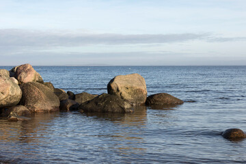 Buhne aus Felsen an der Ostseeküste
