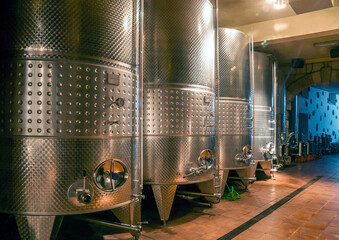 Depósitos de acero inoxidable en una bodega de vino en Canarias