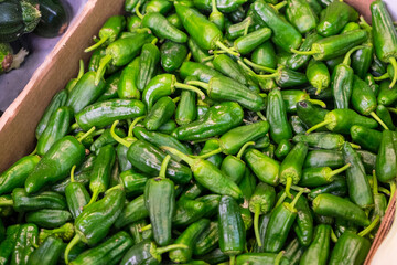 Pimientos en el interior de una caja de mercado