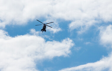 Fototapeta na wymiar 日本の空に飛んでいるヘリコプターの姿