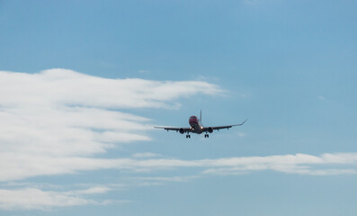 Obraz na płótnie Canvas 名古屋空港で飛んでいる飛行機の姿