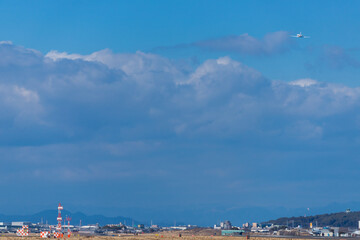 県営名古屋空港の全景と飛んでいる旅客機の姿