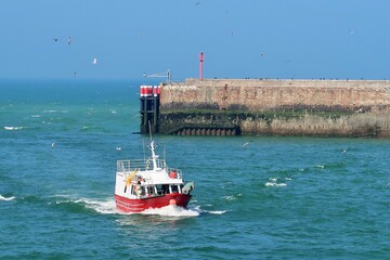 Bateau de retour de pêche en mer, dans l’avant port de Dieppe, en Seine-Maritime, en Normandie...