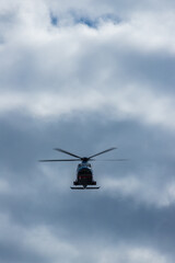 Fototapeta na wymiar 日本の空に飛んでいるヘリコプターの姿