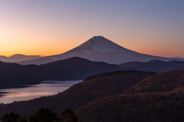 Fototapeta na wymiar 箱根大観山から見た夕暮れの富士山・冬