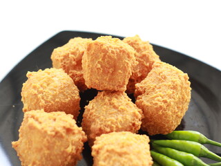 Photo of crispy tofu and green chili on a black plate