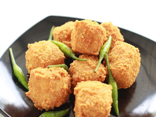 Photo of crispy tofu and green chili on a black plate