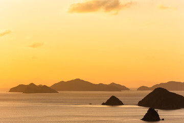 Fototapeta premium 愛媛県、夕暮れの宇和海・2022年冬