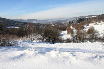 Panorama górskiej doliny w zimowy słoneczny dzień.