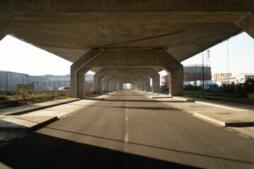 Carretera sin coches bajo un puente