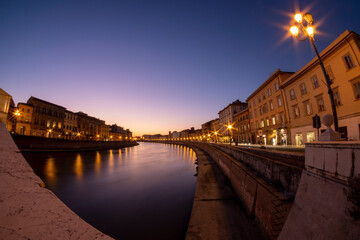 Obraz premium Italy Tuscany Pisa along the Arno River at sunset, street lamps lit on the promenade