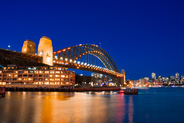Obraz premium Sydney Harbour Bridge illuminating the night skies viewed from the Rocks on Australia Day 