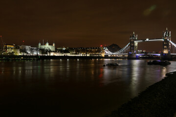 Fototapeta na wymiar Nächtliches Panorama der Londoner Altstadt mit Blick über die Themse