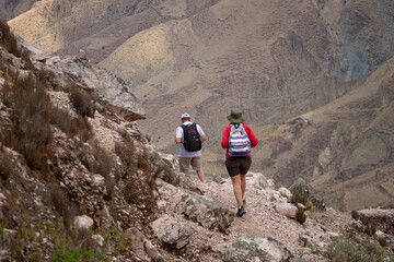 Obraz premium Elderly couple trekking through mountains in northern Argentina.