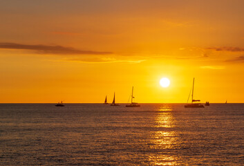 Fototapeta na wymiar waikiki hawaii sunset over the sea