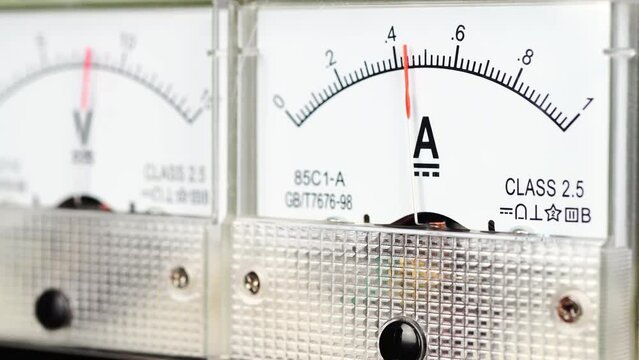 Arrow of the analog DC ampmeter shows the electricity. 
