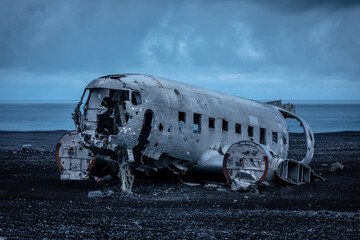 Ausgeschlachtetes Flugzeugwrack einer DC-3 in Solheimasandur im schwarzen Sand von Island.