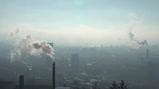 Die Industrie raucht am Morgen in Z&uuml;rich im Winter bei Sonnenschein und Nebel um 10 Uhr am Vormittag