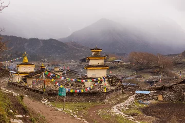 Photo sur Plexiglas Manaslu View of a large village in the Himalayas valley in the Manaslu region