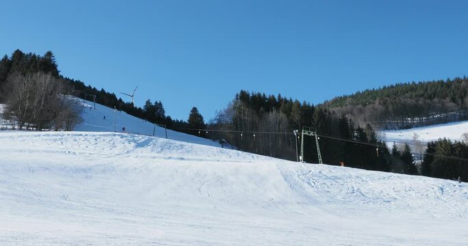 Fr&ouml;hnd im Schwarzwald . Hornlift im Fr&ouml;hnder Ortsteil Hof im oberen Wiesental im Belchenland . Schneelandschaft und Winterparadies fur Alpinsportler zum Ski fahren und snowboarden