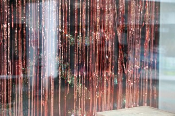 Roter Lametta Vorhang in Schaufenster 