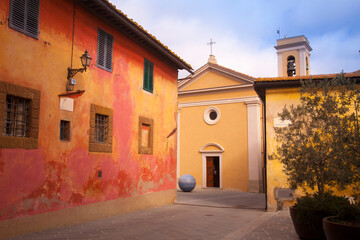 Italia, Toscana, Pisa, Peccioli, il paese colorato di Ghizzano. La chiesa.
