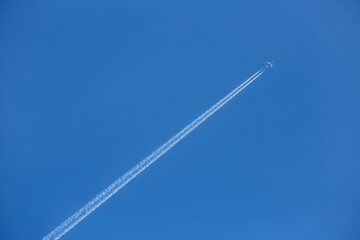 画面を斜めに横切る飛行機雲の軌跡