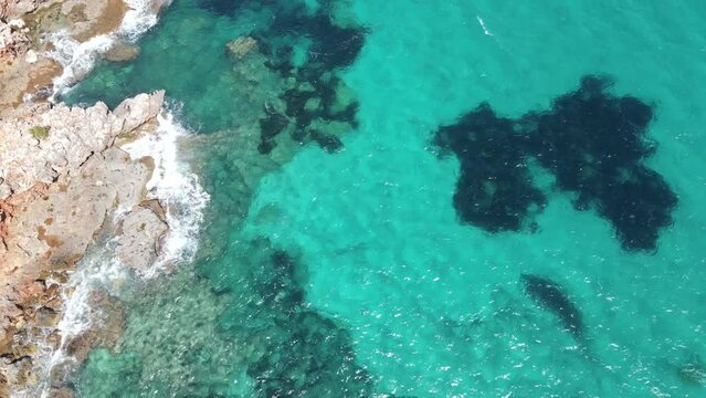 Vue en drone des teintes de la mer avec les rochers
