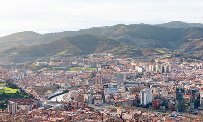 Fototapeta na wymiar Vista panorámica de Bilbao desde el mirador de Artxanda. Tomada en Bilbao, Vizcaya, en enero de 2022.